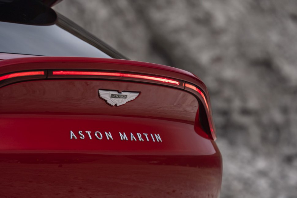Aston Martin DBX SUV 2020 arka ördek kuyruğu spoyleri