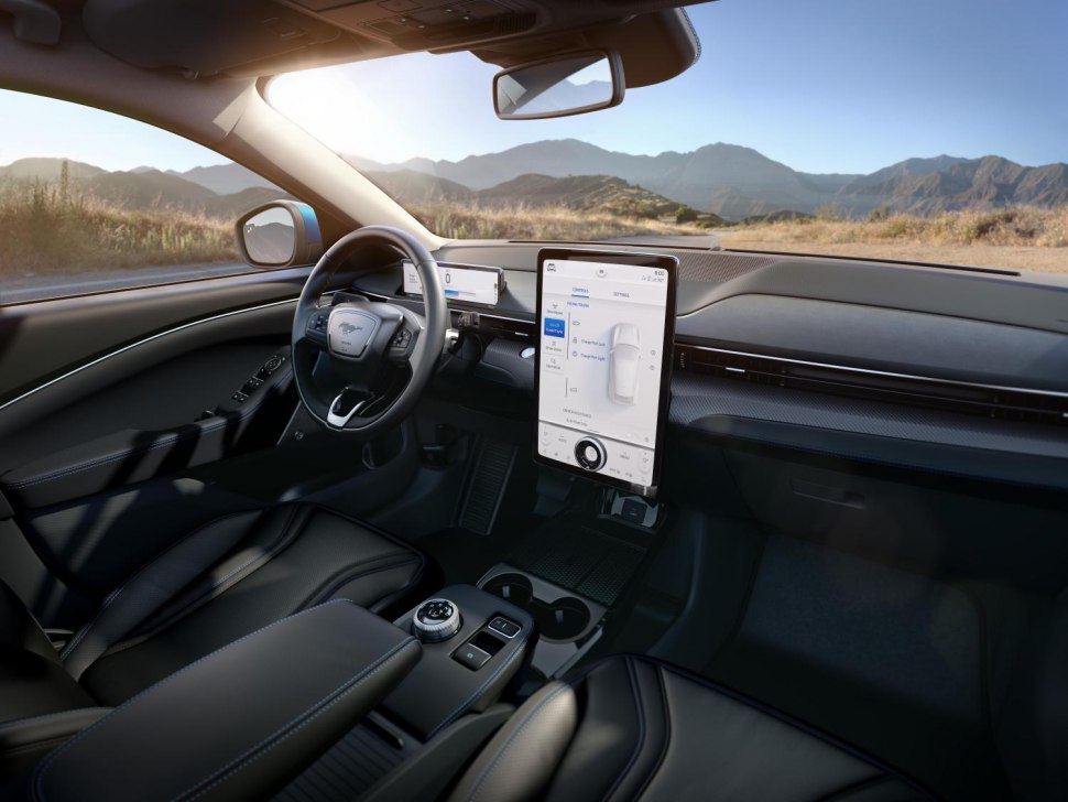 Ford Mustang Mach-e 2021 iç mekan dokunmatik ekranları